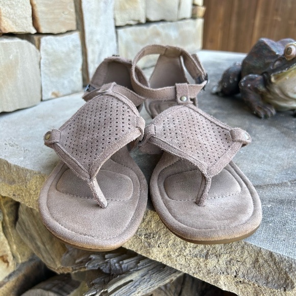 Koolaburra by Ugg Briona wedge sandal in taupe perforated suede Sz-7.5. J - Picture 11 of 11